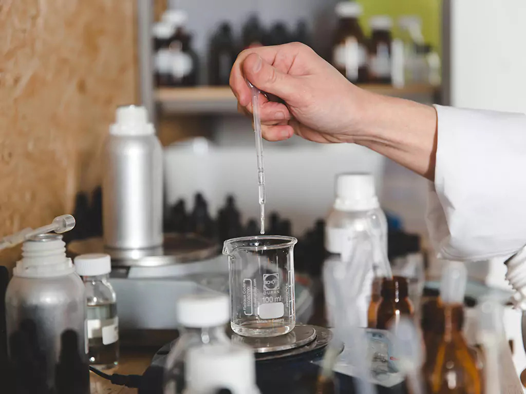 How Are Perfumes Made? A Simple 6-Step Guide